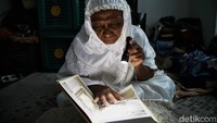 Mereka menggunakan senter untuk membaca Al-Quran.  