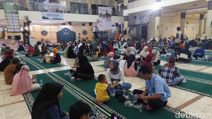 Warga menikmati takjil yang diberikan pihak Masjid Raya Bandung.