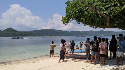 Warga menolak eksekusi lahan sengketa seluas 5,6 hektare di Gili Sudak, Dusun Medang, Desa Sekotong Barat, Kecamatan Sekotong, Lombok Barat, NTB, Kamis (21/3/2024). (Foto: Ahmad Viqi/detikBali)