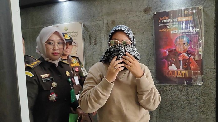 Yeni Verawati terpidana kasus penipuan di Sumatera Barat di tangkap Kejati Sumsel.