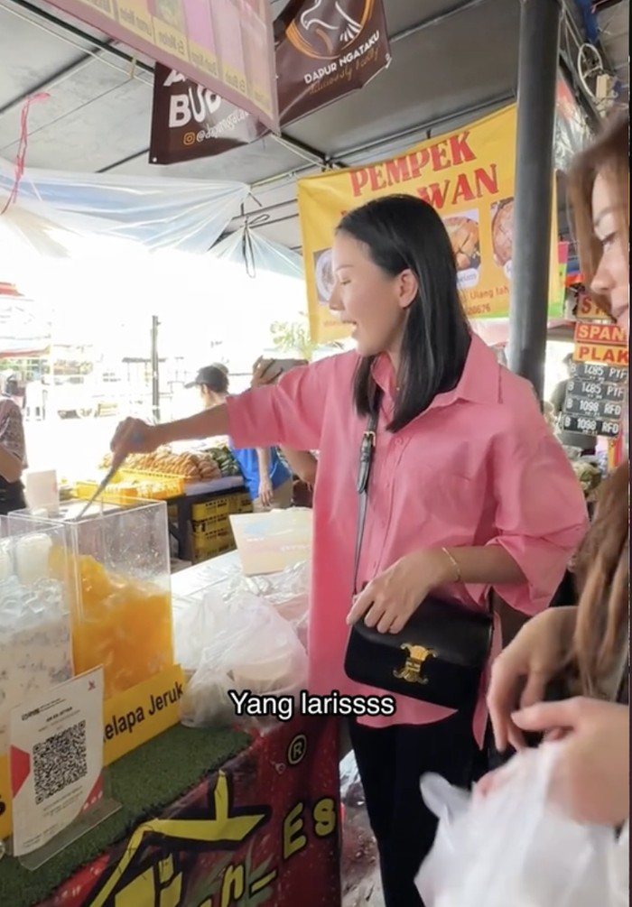 Agnes Jennifer Ikut 'Takjil War', Pamerkan Hasil Makanan yang Dibeli Agnes Jennifer Ikut 'Takjil War', Pamerkan Hasil Makanan yang Dibeli