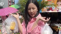 Lewat unggahan TikTok (21/3), Agnes Jennifer menunjukkan makanan apa saja yang dia beli dari pasar takjil Benhil. Terlihat banyak plastik makanan di tangannya.  Foto: TikTok agnes_jennifer