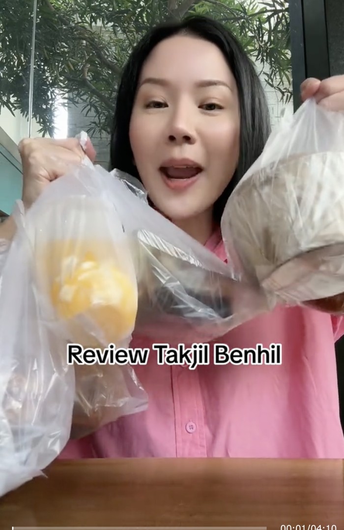 Agnes Jennifer Ikut 'Takjil War', Pamerkan Hasil Makanan yang Dibeli Agnes Jennifer Ikut 'Takjil War', Pamerkan Hasil Makanan yang Dibeli