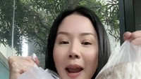 Pergi sejak pukul 2 siang, Agnes Jennifer benar-benar niat berburu takjil. Makanan yang ia dapatkan pun sangat banyak sampai beberapa plastik. Foto: TikTok agnes_jennifer