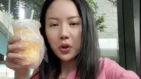Pertama, ia mencoba minuman kelapa jeruk seharga Rp 15 ribu. Menurutnya rasanya segar. Foto: TikTok agnes_jennifer