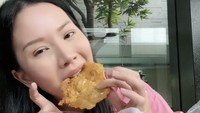 Ia juga mencoba gorengan bakwan sayur dengan cocolan sambal kacang. Hmmm. Masih garing, katanya.  Foto: TikTok agnes_jennifer