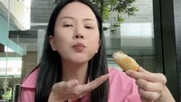 Risol isi bihun pun membuat ia ketagihan. Beberapa kali ia mencelupkannya ke sambal kacang. Enak, ujar ibu dua anak ini. Foto: TikTok agnes_jennifer