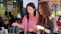 Ini momen ketika Agnes Jennifer berburu takjil di pasar Benhil bersama temannya. Mereka terlihat asyik memilih-milih menu. Foto: TikTok agnes_jennifer
