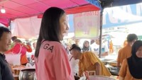 Begini aksi serunya saat ikut melariskan dagangan penjual. Ia juga mampir ke lapak yang menawarkan aneka masakan Minang. Foto: TikTok agnes_jennifer