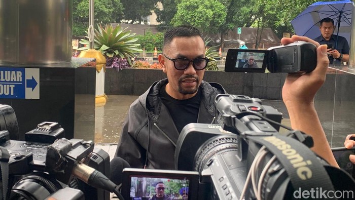 Ahmad Sahroni, politikus NasDem, memenuhi panggilan KPK untuk memberi keterangan sebagai saksi mengenai tindak pidana pencucian uang Syahrul Yasin Limpo. Jumat 22 Maret 2024. (Mulia Budi/detikcom)