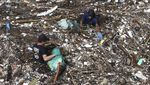 Aksi Bule Bersih-bersih Sampah di Sungai Pecatu Bali