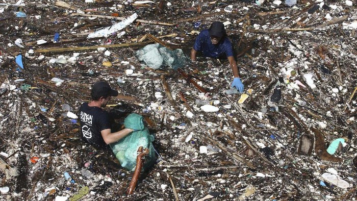 Aksi Bule Bersih-bersih Sampah di Sungai Pecatu Bali Volunteers pick up trash on a river which is covered with trash at Pecatu, Bali, Indonesia on Friday, March 22, 2024. During monsoon season some rivers are being strewn by plastic rubbish and debris. Local authorities and communities are urging for serious action on clean-up. (AP Photo/Firdia Lisnawati)