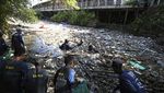 Aksi Bule Bersih-bersih Sampah di Sungai Pecatu Bali