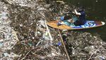 Aksi Bule Bersih-bersih Sampah di Sungai Pecatu Bali