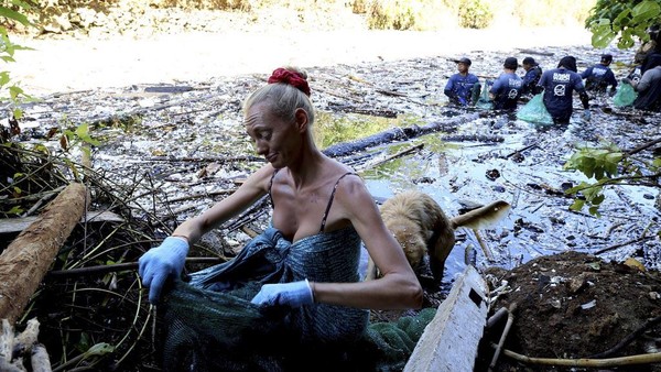 Aksi Bule Bersih-bersih Sampah di Sungai Pecatu Bali