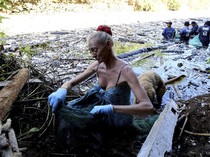 Aksi Bule Bersih-bersih Sampah di Sungai Pecatu Bali