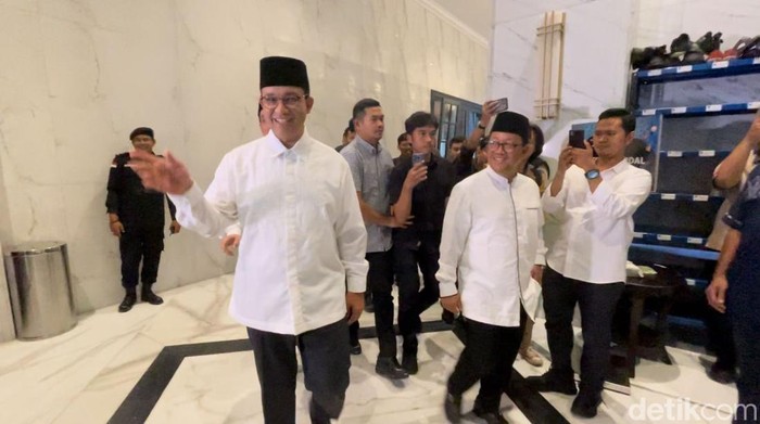 Anies Baswedan tiba di NasDem Tower. (Kurniawan/detikcom)