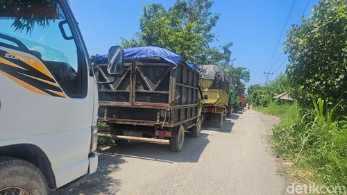 Antrean truk sampah menuju TPA Temesi Gianyar, Jumat (22/3/2024). Antrean terjadi lantaran alat berat pengurai sampah rusak. (Putu Krista/detikBali)