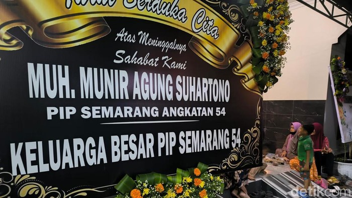 Ayah korban menunjukkan potret anaknya yang menjadi korban kapal terbalik di Jepang