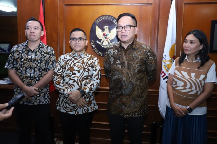 Azwar Anas dan Kartika Wirjoatmodjo Azwar Anas dan Kartika Wirjoatmodjo
