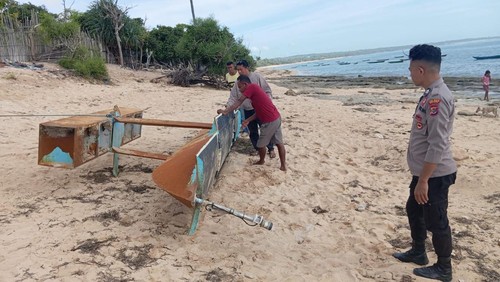 Bangkai kapal berisi sekarung kitab suci berbahasa Somalia ditemukan terdampar di Pantai Fedok, Kecamatan Rote Barat, Kabupaten Rote Ndao, NTT. (Dok Polres Rote Ndao)