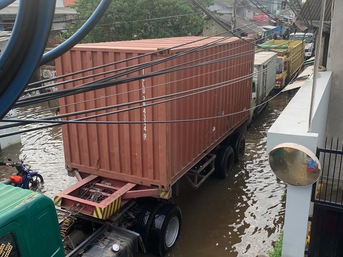 Banjir di Jl Kapuk Kamal Raya pada pukul 16.40 WIB, Jumat (22/3/2024)-(dok. warga)