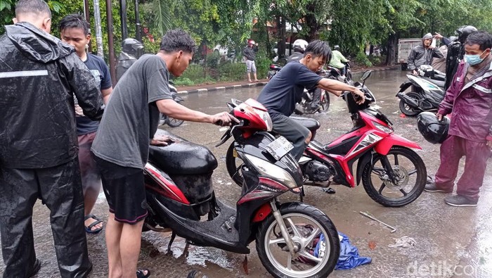 Banjir di kawasan Cengkareng, Jakbar, menyebabkan cukup banyak sepeda motor yang mogok. Sejumlah mekanik menawarkan jasa servis bagi sepeda motor yang mogok. (Taufiq S/detikcom)
