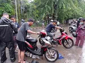 Jangan Langsung Dinyalakan! Ini yang Harus Dilakukan Saat Motor Terendam Banjir