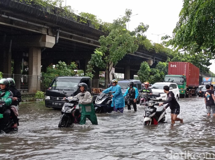 Banjir di kawasan Cengkareng, Jakbar, menyebabkan cukup banyak sepeda motor yang mogok. Sejumlah mekanik menawarkan jasa servis bagi sepeda motor yang mogok. (Taufiq S/detikcom)