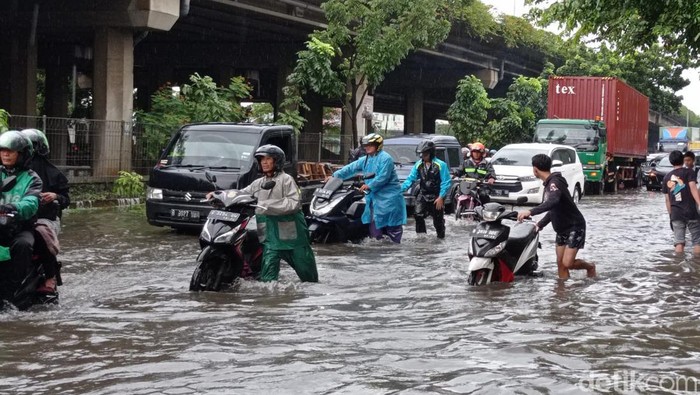 Banjir di kawasan Cengkareng, Jakbar, menyebabkan cukup banyak sepeda motor yang mogok. Sejumlah mekanik menawarkan jasa servis bagi sepeda motor yang mogok. (Taufiq S/detikcom)