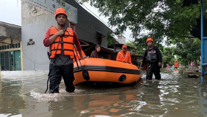 Banjir terjadi di Kelurahan Semper Barat, Cilincing, Jakarta Utara. Sebanyak 340 orang diungsikan ke Rusun Embrio. (ANTARA/Mario Sofia Nasution)