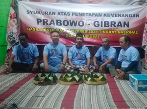 Relawan Potong Tumpeng Syukuri Kemenangan Prabowo-Gibran Satu Putaran