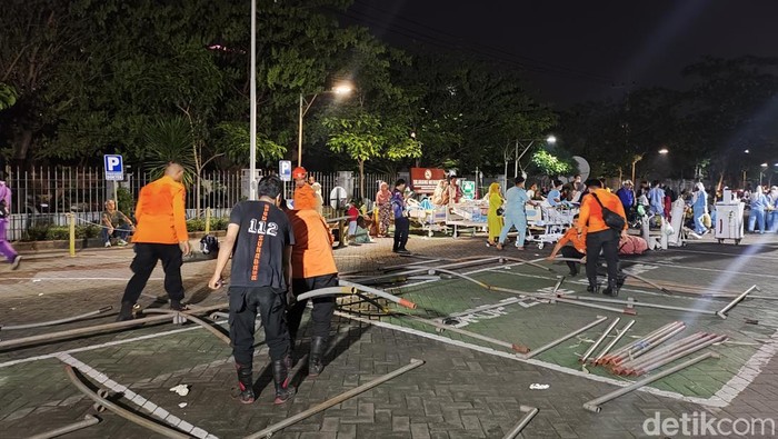 BPBD Surabaya memasang tenda darurat di halaman RS Unair