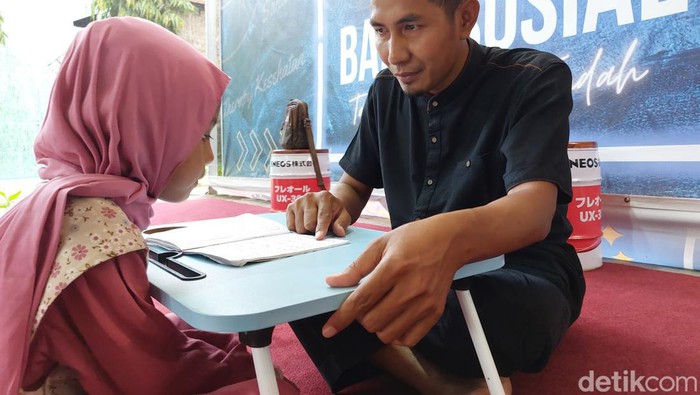 Bripka Warsono saat mengajari anak asuhnya di Oemah Tahfiz Cirebon