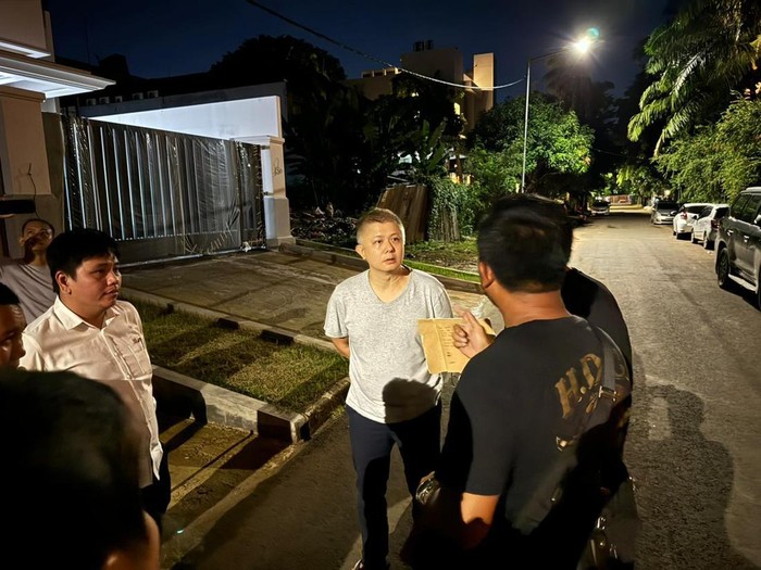 Charlie Chandra berkaus warna abu-abu ditangkap polisi di sebuah rumah mewah di Ancol, Jakarta Utara.