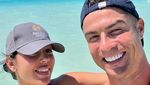 Foto: Cristiano Ronaldo Pamer Perut Roti Sobek di Pantai Arab Saudi