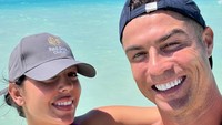 Dalam captionnya Ronaldo menuliskan Mengisi energi di Arab Saudi bersama keluarga!. Memang idaman banget deg Ronaldo yang sayang keluarga ini. (Georgina Rodriguez/Instagram)