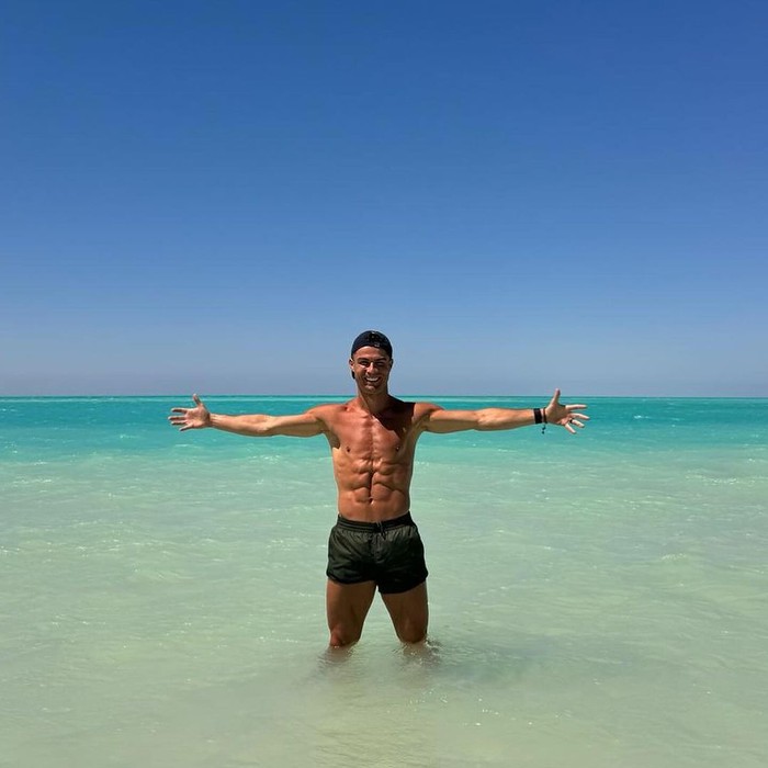 Cristiano Ronaldo di pantai Laut Merah, Arab Saudi Cristiano Ronaldo di pantai Laut Merah, Arab Saudi