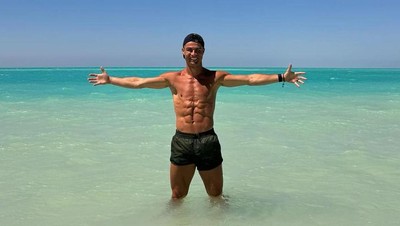 Foto: Cristiano Ronaldo Pamer Perut Roti Sobek di Pantai Arab Saudi