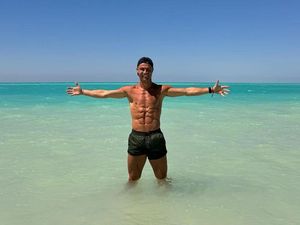 Foto: Cristiano Ronaldo Pamer Perut Roti Sobek di Pantai Arab Saudi