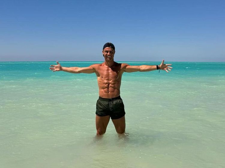 Foto: Cristiano Ronaldo Pamer Perut Roti Sobek di Pantai Arab Saudi