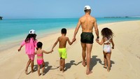 Ronaldo berpegangan tangan dengan si kembar Eva dan Mateo, Alana, dan Bella. Gemas banget! (Georgina Rodriguez/Instagram)