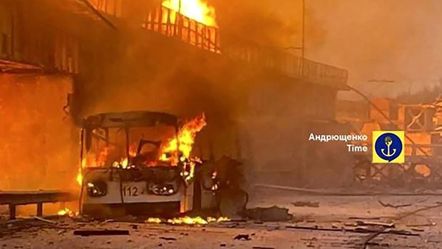 Dalam foto yang diambil oleh Petro Andryuschenko, penasihat kepala pemerintahan kota Mariupol, bus listrik yang terbakar terlihat di pembangkit listrik tenaga air setelah serangan Rusia di Dnipro, Ukraina, Jumat, 22 Maret 2024. Lebih dari 60 drone dan hampir 90 drone berbagai jenis rudal ditembakkan malam itu, kata para pejabat Ukraina. (Telegram Channel of Petro Andryuschenko, the adviser of the head of Mariupol city's administration via AP)