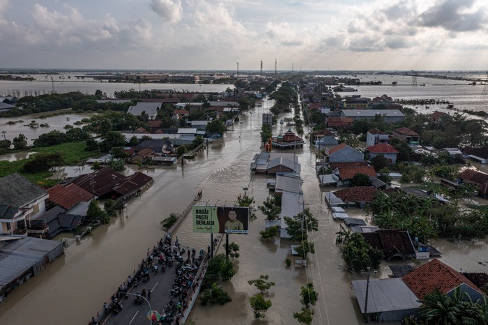 Foto udara kondisi jalur utama pantura Demak-Kudus yang terendam banjir di Kecamatan Karanganyar, Kabupaten Demak, Jawa Tengah, Senin (18/3/2024). Menurut data yang dihimpun BPBD Kabupaten Demak dari Rabu (13/3) hingga Senin (18/3) banjir yang kembali melanda Kabupaten Demak itu karena curah hujan tinggi yang menyebabkan sejumlah tanggul sungai jebol sehingga mengakibatkan ribuan rumah terendam banjir di 89 desa dari 11 kecamatan, 24.946 jiwa mengungsi, serta terputusnya jalur utama pantura Demak-Kudus. ANTARA FOTO/Aji Styawan/aww.