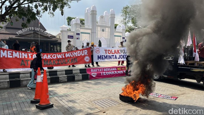 Demo di depan Balai Kota Solo, massa bakar ban, Jumat (22/3/2024) siang.