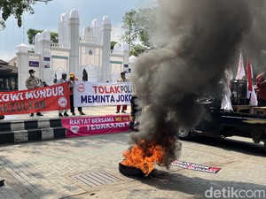 Demo Turunkan Jokowi di Depan Balai Kota Solo, Massa Bakar Ban