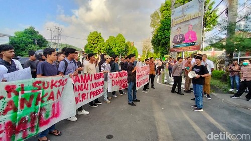 Massa aksi Aliansi Pemuda Peduli Demokrasi saat menggelar aksi di Mapolresta Mataram pada Jumat (22/3/2024).