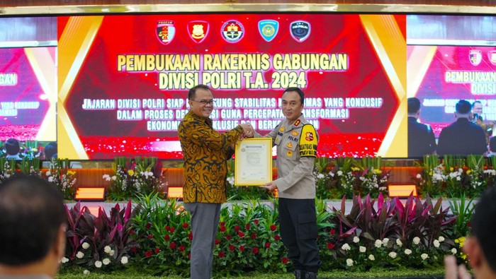 Divisi Humas Polri menerima sertifikat ISO 9001:2015 (dok Polri)