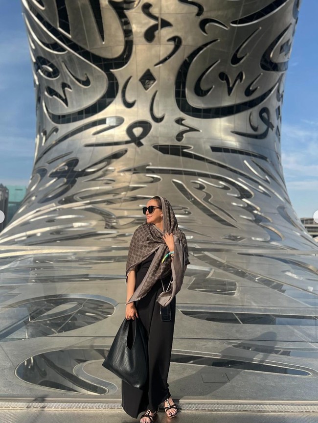 Penampilan Donna pun tak kalah jadi sorotan. Tampil sopan, Donna tampak menutupi kepalanya dengan kerudung. Gaya Donna itu pun banjir pujian netizen. “Masya ALLAH udah cantik tambah cantik @dagnesia,” komentar salah seorang netizen. Foto: Instagram/@dagnesia