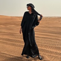 Berpose di gurun pasir, Donna juga terlihat mengenakan kaftan berwarna hitam. Penampilannya itu dilengkapi dengan sorban ala wanita Dubai dan kaca mata hitam. Foto: Instagram/@dagnesia